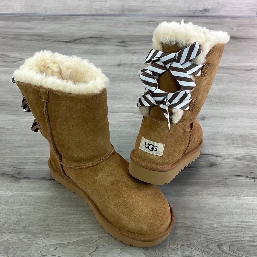 🍁 UGG 🍁 BAILEY BOW DIAGONAL STRIPES BOOYS - Picture 3 of 14